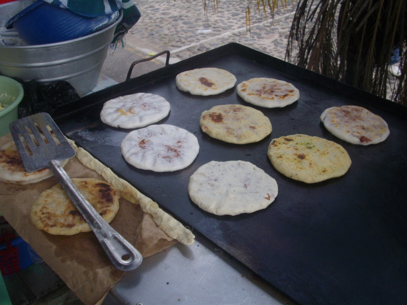 Pupusas são tortillas recheadas de queijo, feijão e carne sempre servidas quentinhas