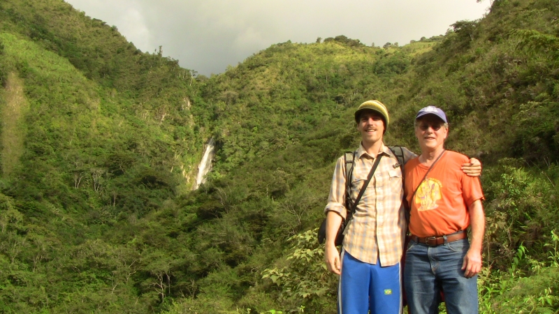 Ryan e seu Pai, em caminhada a uma Cachoeira de Intag