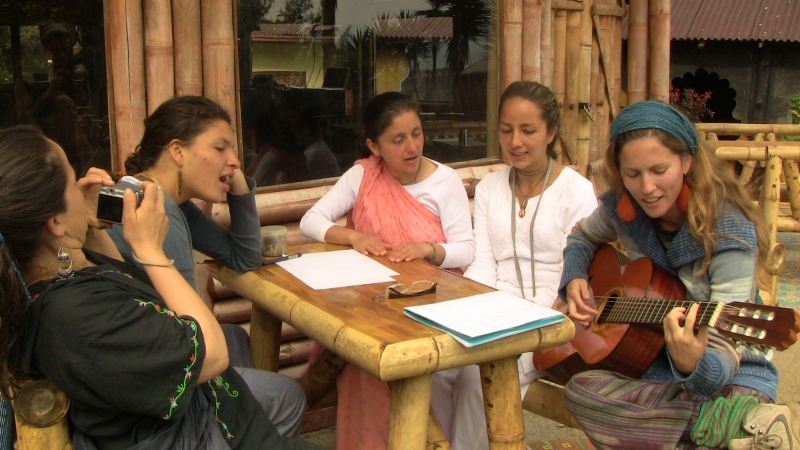 Leticia con amigos de la EcoAldea Varsana, Granada, Colombia