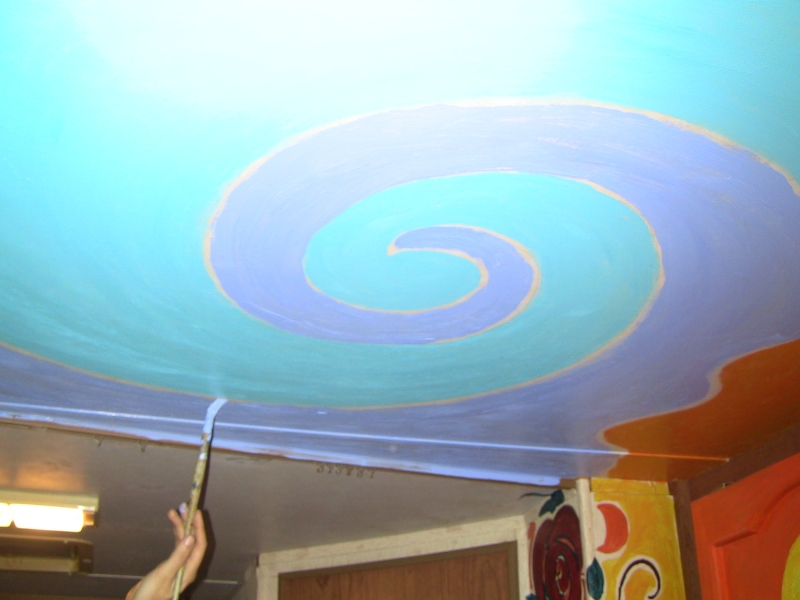 Um espiral foi pintado no teto...
