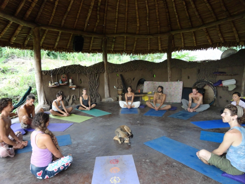 Aulas de yoga são praticadas diariamente