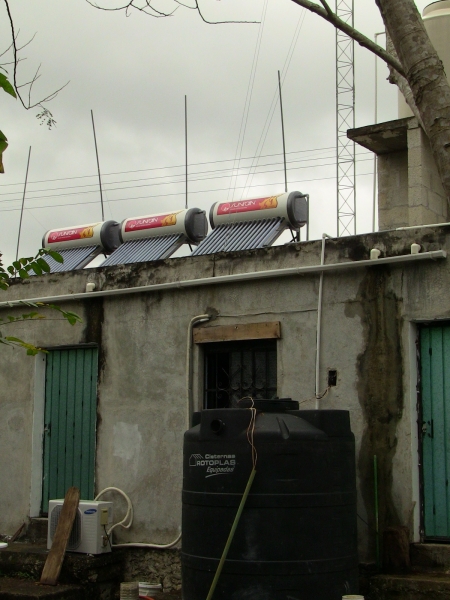 Local comunitário ...veja o container pra captar água da chuva e aquecedores solares para água quente