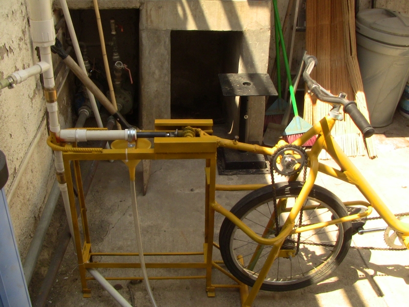 Bici-Maquina produzida por alunos bombea agua para a caixa.