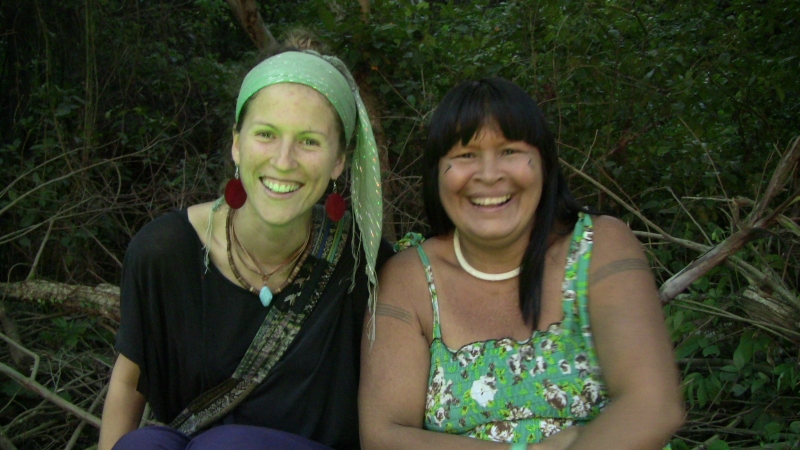 Leti com uma amiga, indígena do Xingu