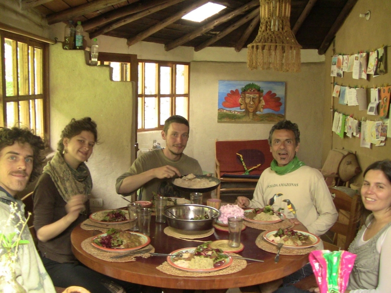 Almoço com voluntários, no Refugio Tikabamba