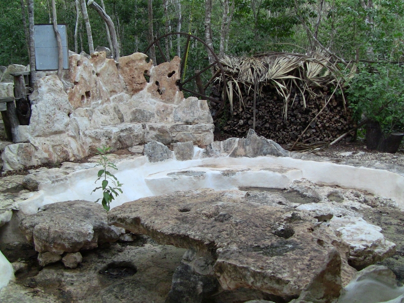 Esculturas de pedra formam piscinas naturais em uma casa